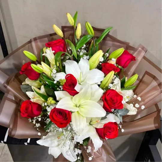 Ramo de flores rosas importadas y lilium lirio blanco